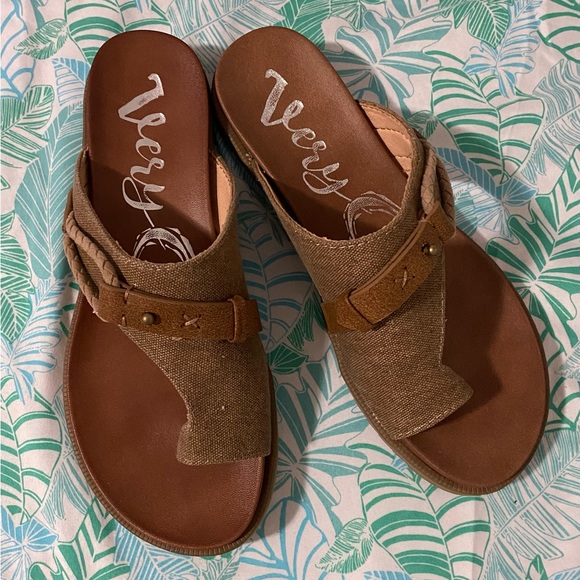 Very G Tan Sandals - Picture 2 of 10